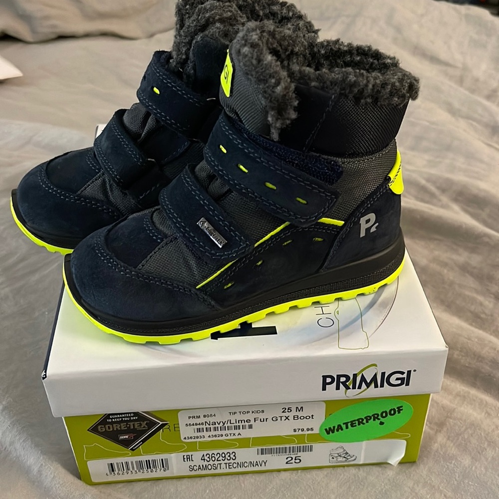 NEW Primigi fur waterproof goretex snow boot in navy/lime. Sz 25/9 Toddler
